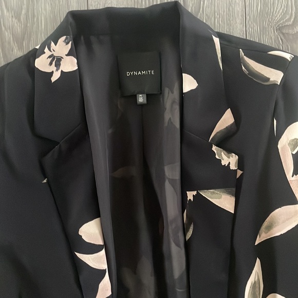Dynamite Floral Blazer - Picture 2 of 7